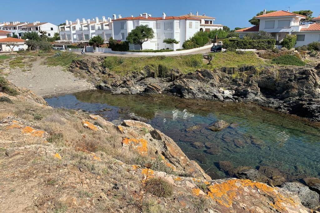 Beachfront Duplex With Terrace And Sea Views - カダケス エクステリア 写真