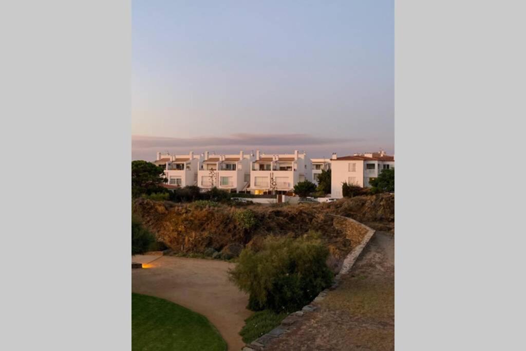 Beachfront Duplex With Terrace And Sea Views - カダケス エクステリア 写真